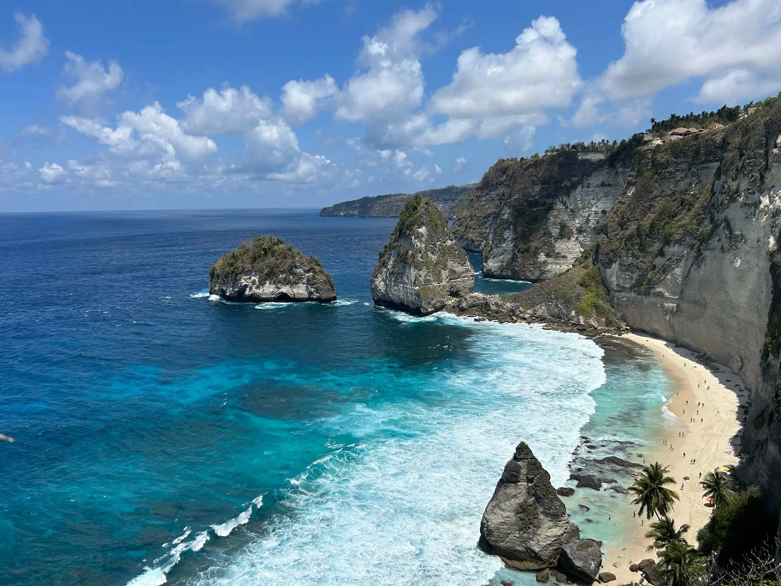 Paisagem costeira de Bali com falésias e mar azul