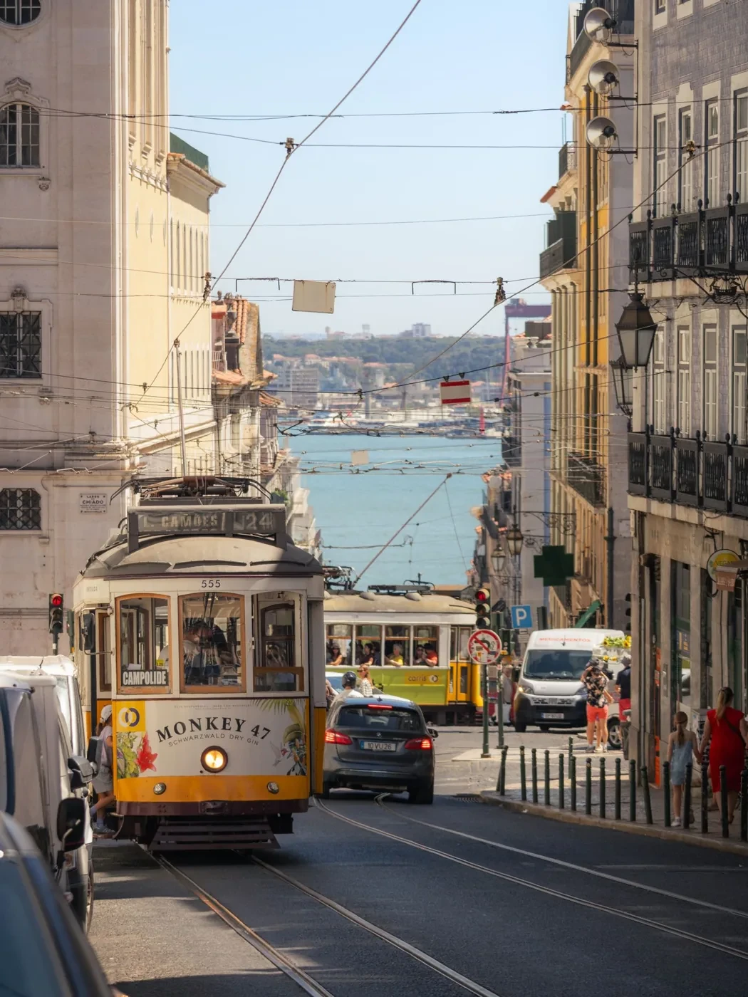 Bonde entre as ruas históricas de Lisboa